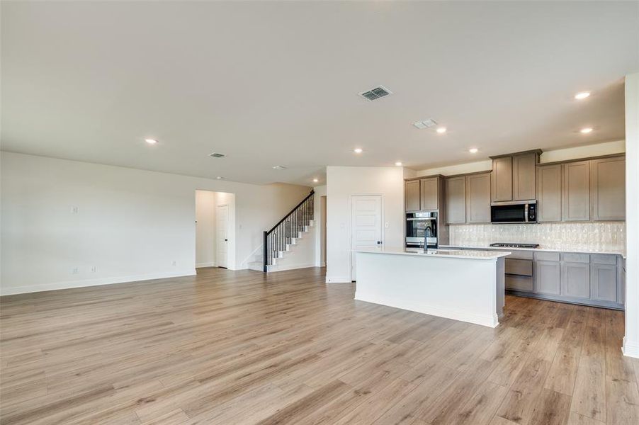 Spacious, unfurnished interior of a new home in Sierra Vista at Kelly Ranch, Aledo (Image 13).