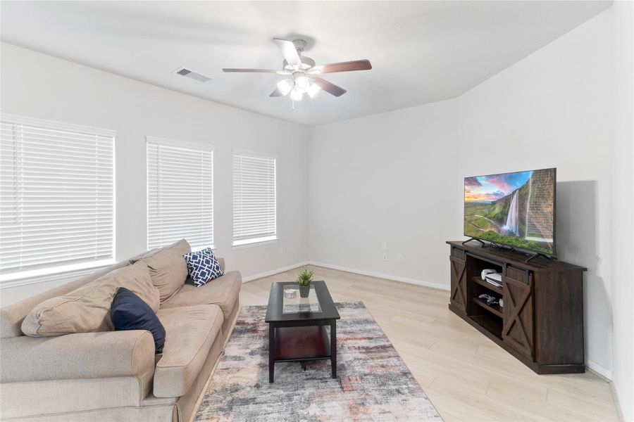 Experience comfort and style in this inviting living space, perfect for relaxation and entertaining. Experience comfort and style in this inviting living space, perfect for relaxation and entertaining.