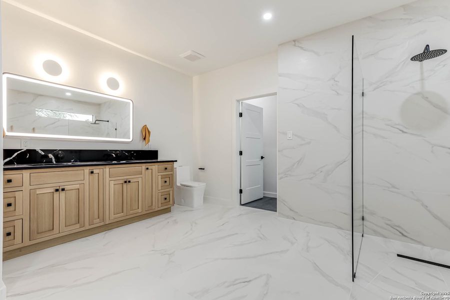 Furnished interior view inside a new home in , Floresville (Image 37).