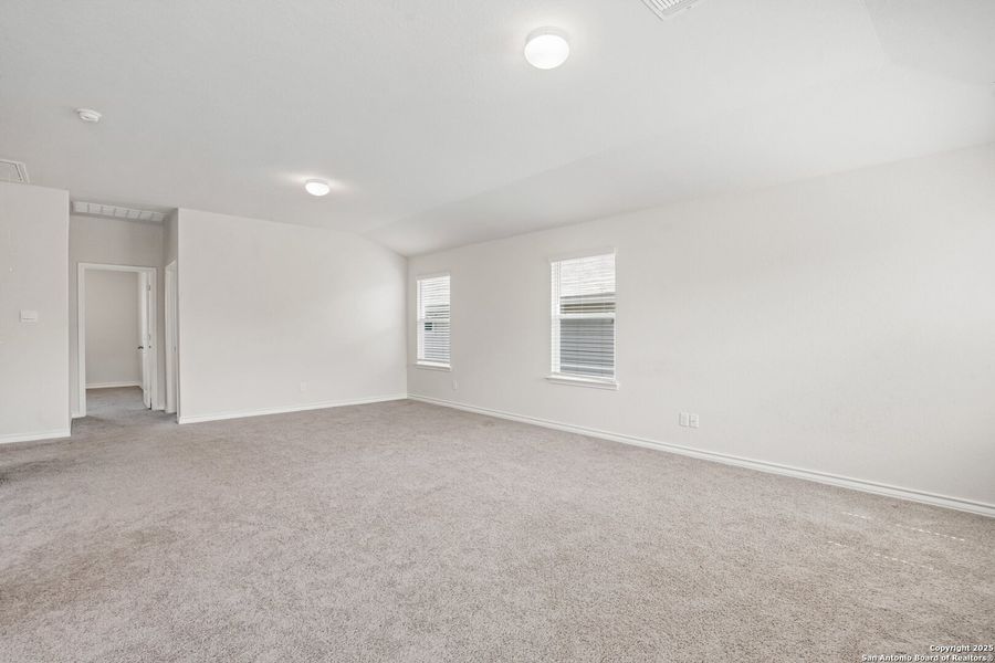 Spacious, unfurnished interior of a new home in Laurel Vistas, San Antonio (Image 25).