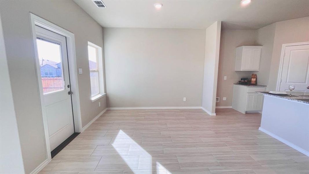 Spacious, unfurnished interior of a new home in Sunnycreek, Fort Worth (Image 9).