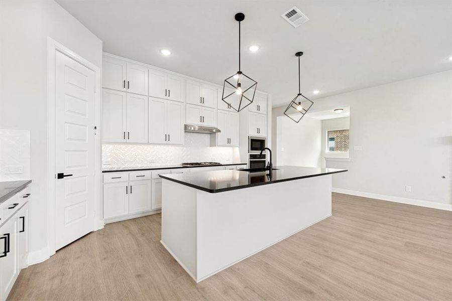 Furnished interior view inside a new home in Myrtle Creek, Waxahachie (Image 9). Furnished interior view inside a new home in Myrtle Creek, Waxahachie (Image 9).