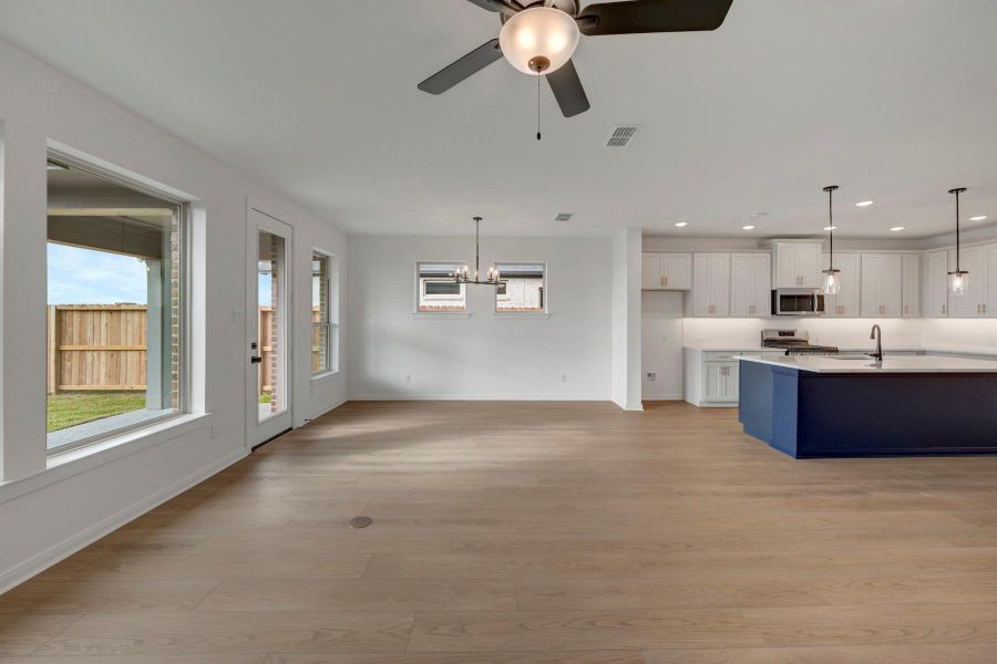 Spacious, unfurnished interior of a new home in Beacon Point at Lago Mar 50’ Homesites, Texas City (Image 28).