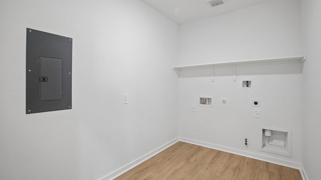 Spacious, unfurnished interior of a new home in Rosenbusch Ranch, Leander (Image 24).