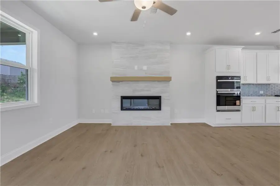 Spacious, unfurnished interior of a new home in Towne Village at Suwanee Dam, Sugar Hill (Image 7).