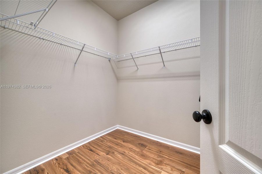 Spacious, unfurnished interior of a new home in , Clermont (Image 43).