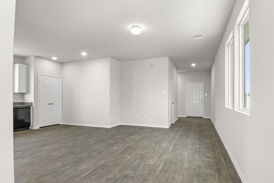 Spacious, unfurnished interior of a new home in Casetta Ranch, Kyle (Image 11).
