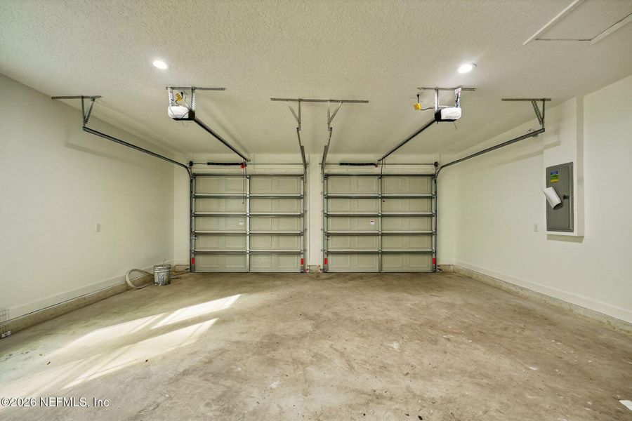 Spacious, unfurnished interior of a new home in , Middleburg (Image 12).