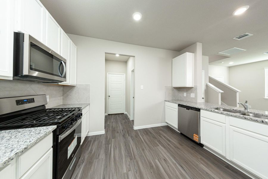 Furnished interior view inside a new home in Mackenzie Creek, Conroe (Image 13).