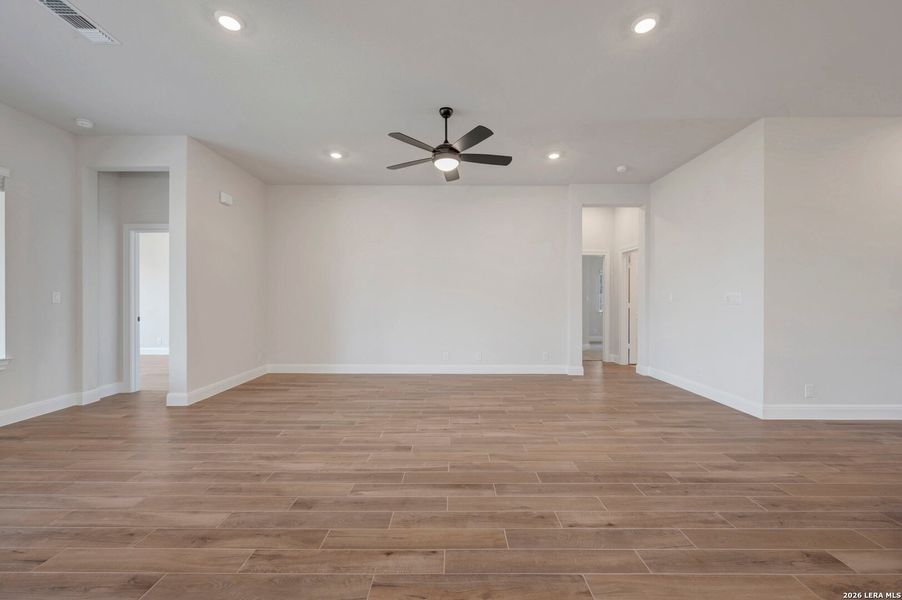 Spacious, unfurnished interior of a new home in Davis Ranch 50', San Antonio (Image 44).