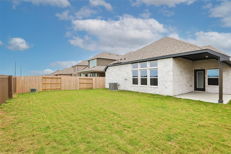 Exterior details and patio area of a home in Brookewater, Rosenberg (Image 4).