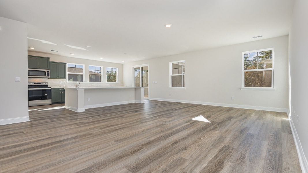Spacious, unfurnished interior of a new home in The Preserve at Shaftesbury Glen, Conway (Image 12).