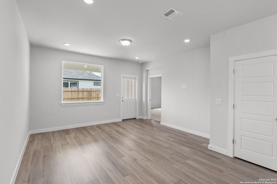 Spacious, unfurnished interior of a new home in Highland Ridge, New Braunfels (Image 12). Spacious, unfurnished interior of a new home in Highland Ridge, New Braunfels (Image 12).