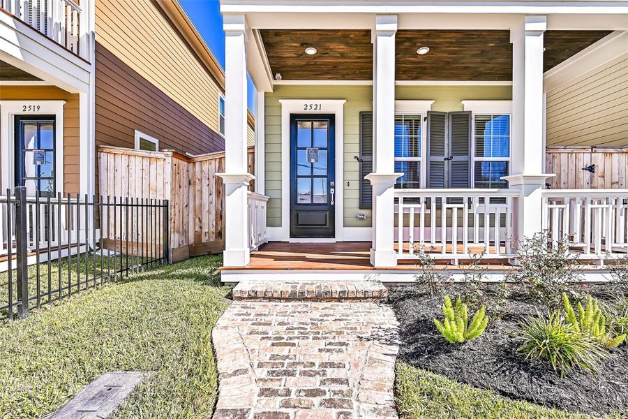 Exterior details and patio area of a home in Pearland Old Townsite, Pearland (Image 24).