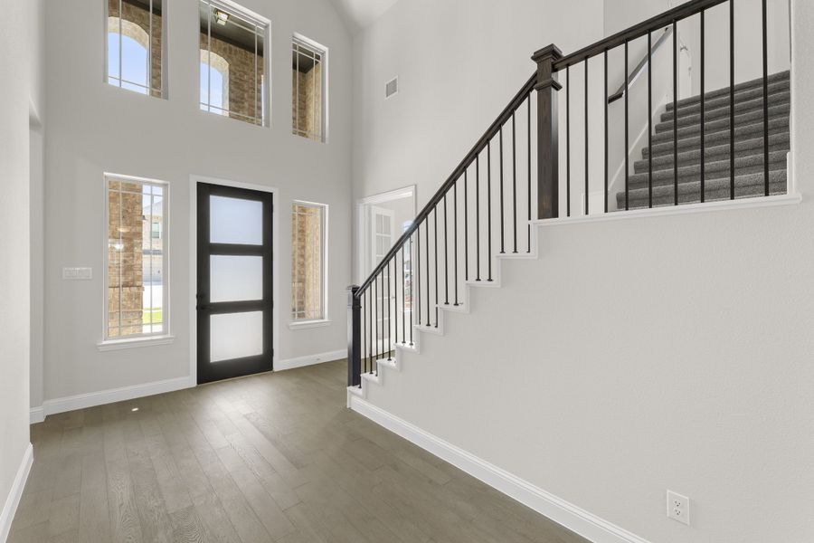 Spacious, unfurnished interior of a new home in Lake Shore Village, Rowlett (Image 14).