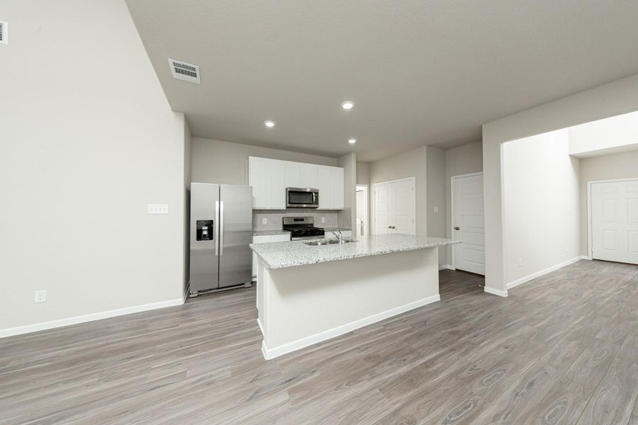 Furnished interior view inside a new home in Mackenzie Creek, Conroe (Image 4).