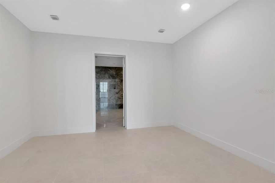 Spacious, unfurnished interior of a new home in , Tampa (Image 59).