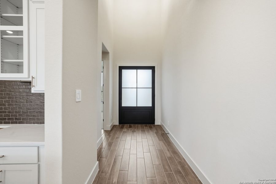 Spacious, unfurnished interior of a new home in Haby Hill 50s, San Antonio (Image 42).