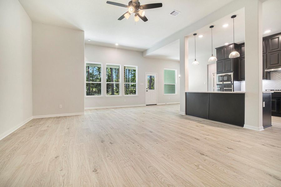 Spacious, unfurnished interior of a new home in Oakwood Ranch, Willis (Image 27).