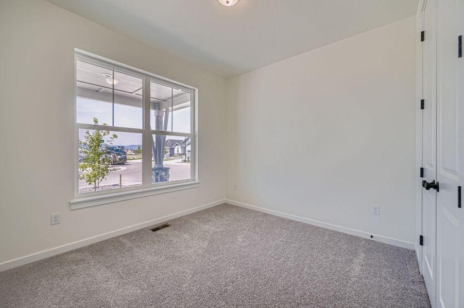 Spacious, unfurnished interior of a new home in Sterling Ranch 50s, Colorado Springs (Image 15).