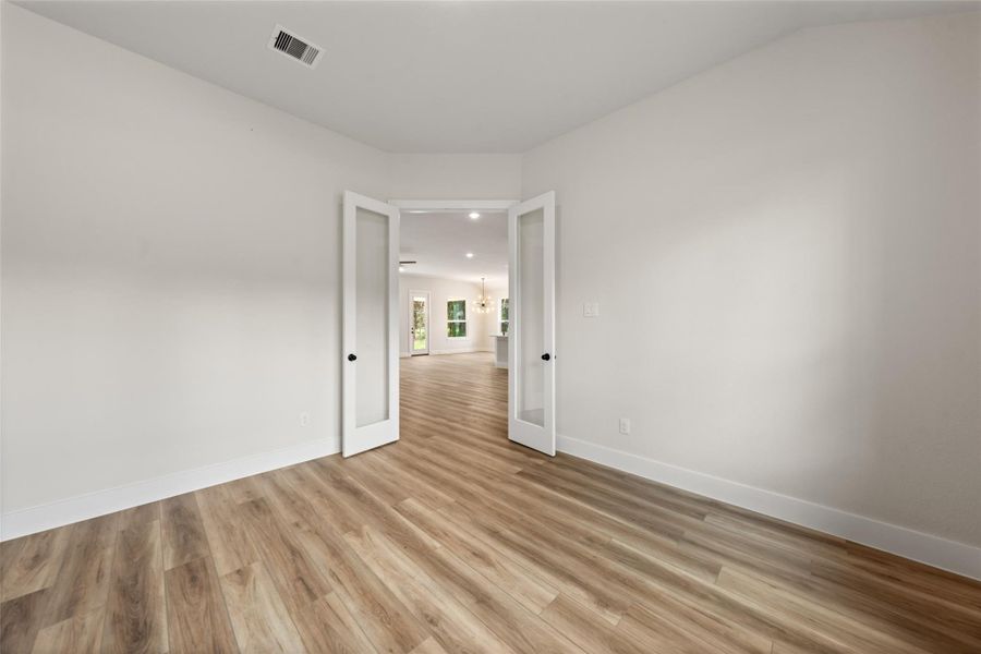Spacious, unfurnished interior of a new home in Deer Pines, Conroe (Image 19).