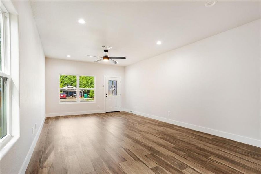 Spacious, unfurnished interior of a new home in , Sherman (Image 20).