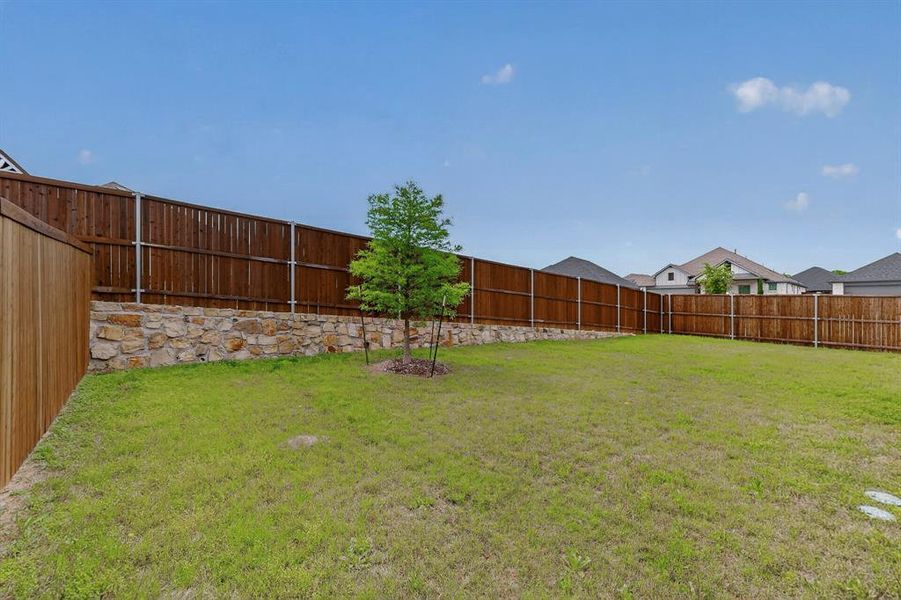 Exterior details and patio area of a home in Oakmont Park, Red Oak (Image 24).