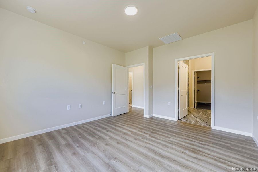 Spacious, unfurnished interior of a new home in , Westminster (Image 26).