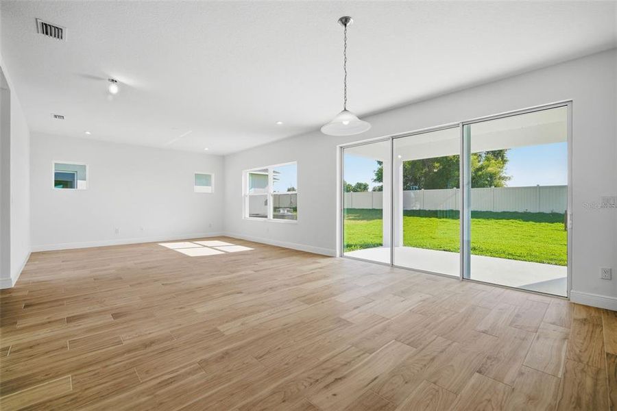Spacious, unfurnished interior of a new home in Fieldstone, Plant City (Image 26).