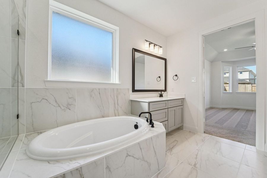 Furnished interior view inside a new home in Evergreen 50', Conroe (Image 10).