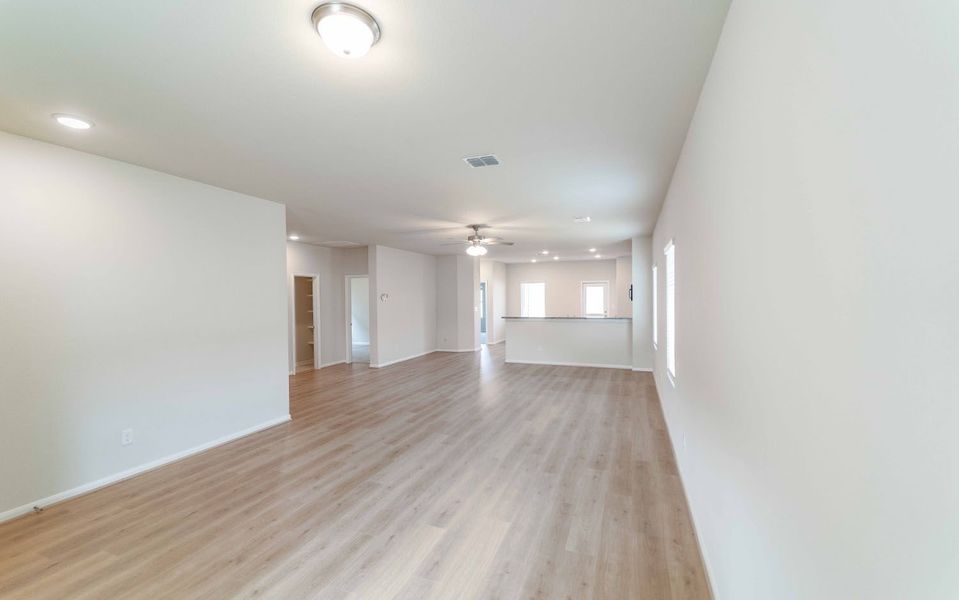 Spacious, unfurnished interior of a new home in Hunters Glen, Jarrell (Image 7).