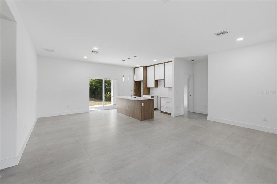 Spacious, unfurnished interior of a new home in , Port Charlotte (Image 14).