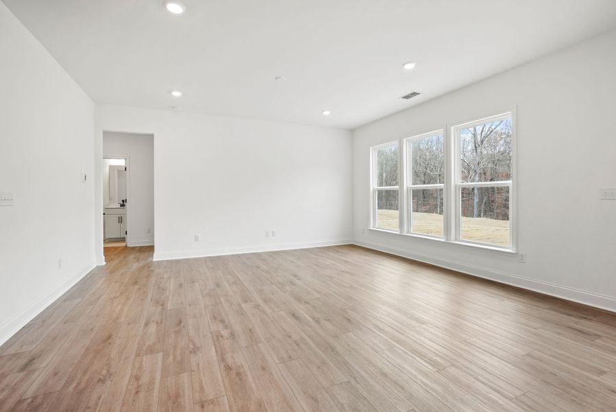 Spacious, unfurnished interior of a new home in Forest Creek, Waxhaw (Image 21).