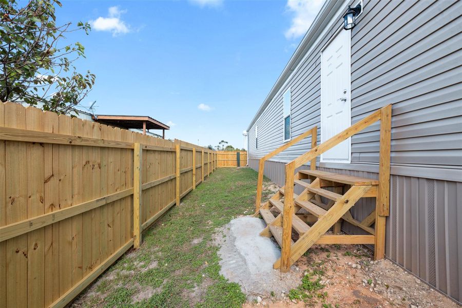 Exterior details and patio area of a home in , Navasota (Image 16).