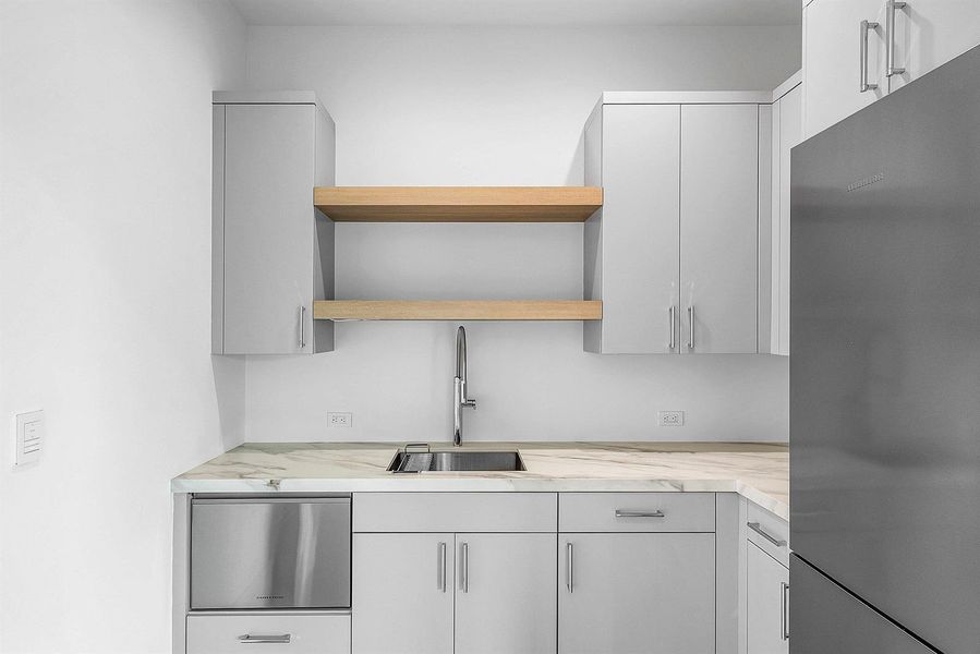 Wet Bar w/ Dishwasher, Fridge & Freezer Wet Bar w/ Dishwasher, Fridge & Freezer