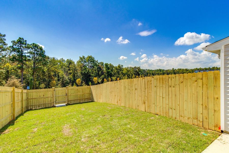 Exterior details and patio area of a home in Astoria, Columbia (Image 18).