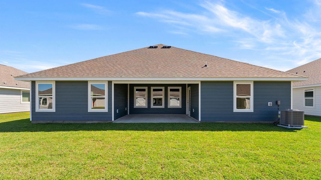 Exterior details and patio area of a home in Liberty, Panama City (Image 4).