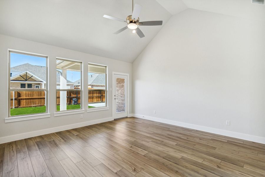 Spacious, unfurnished interior of a new home in Dove Hollow, Waxahachie (Image 17).