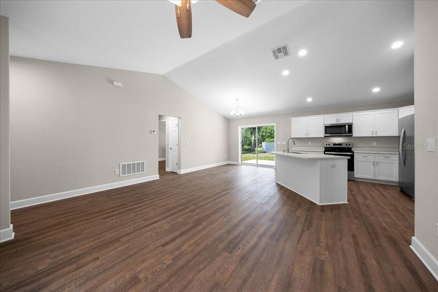 Spacious, unfurnished interior of a new home in , Belleview (Image 20).
