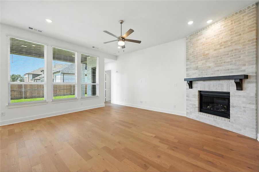 Spacious, unfurnished interior of a new home in Dove Hollow, Waxahachie (Image 20).