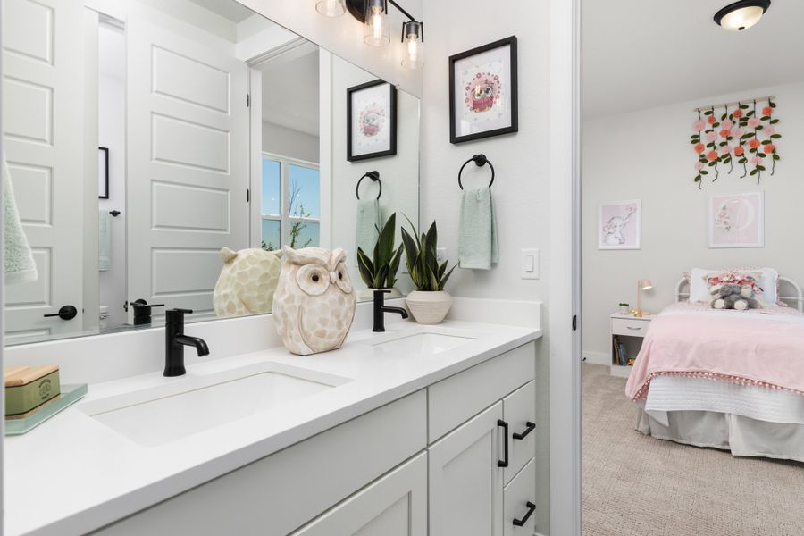 1819 Vista -Full Bathroom