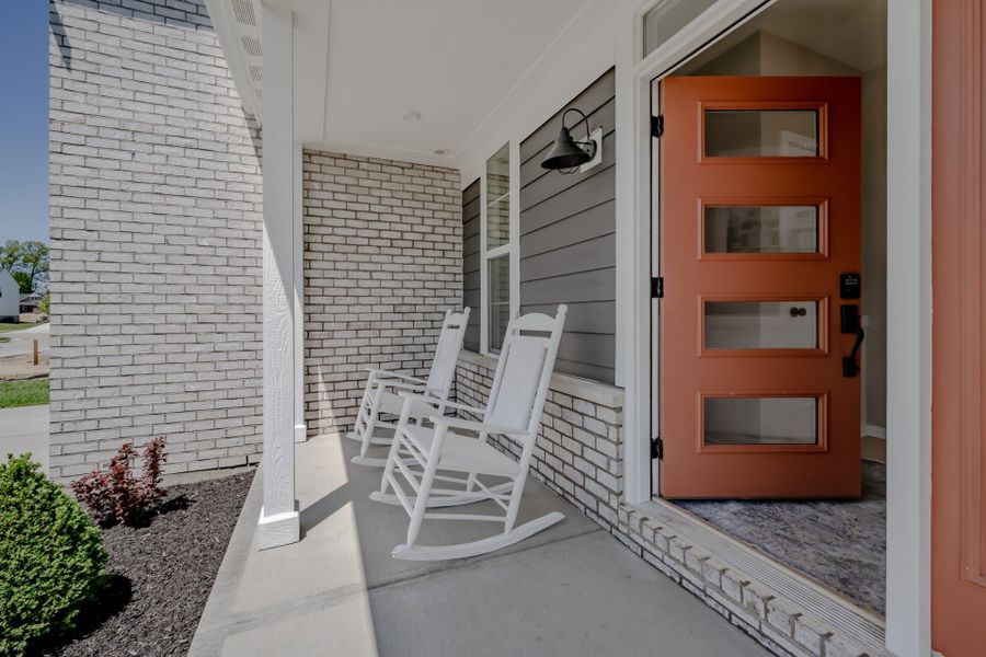 Representative exterior details of a home built from the Avery by Fischer Homes in Twin Lakes, Hoschton (Image 29).