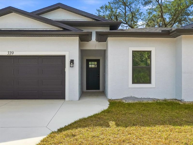 Exterior details and patio area of a home in , Port Charlotte (Image 19).