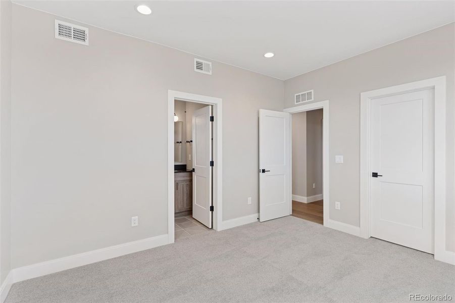 Photos are of a similar unit. Photos are of a similar unit.