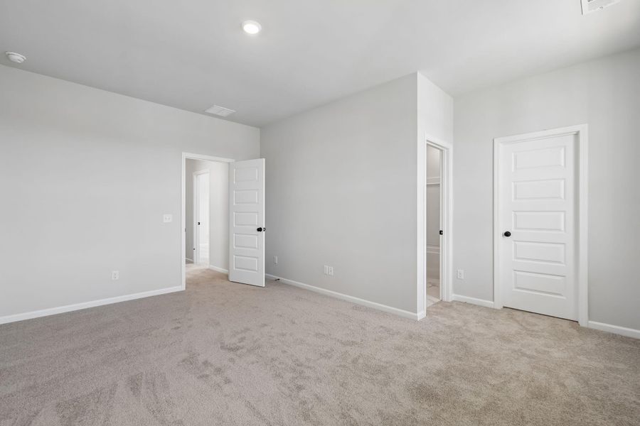 Spacious, unfurnished interior of a new home in Heron's Walk at Summers Corner, Summerville (Image 18).