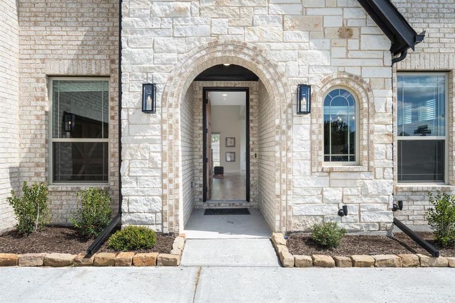 Exterior details and patio area of a home in Mockingbird Heights, Midlothian (Image 28).