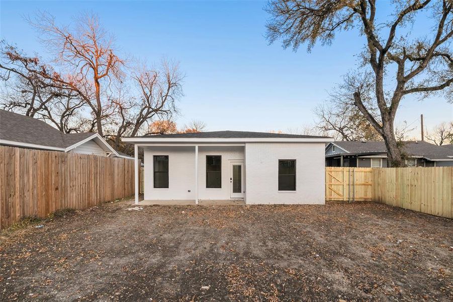 Exterior details and patio area of a home in , Dallas (Image 4).