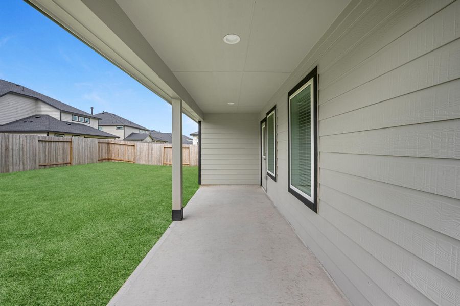 Exterior details and patio area of a home in Briarwood Crossing, Rosenberg (Image 20).