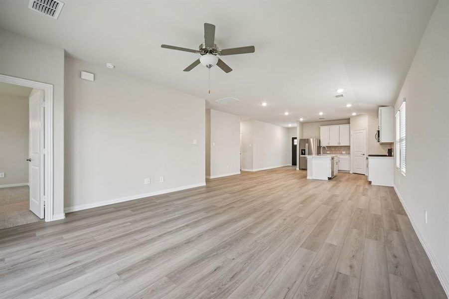 Spacious, unfurnished interior of a new home in Westmoor, Sherman (Image 19).