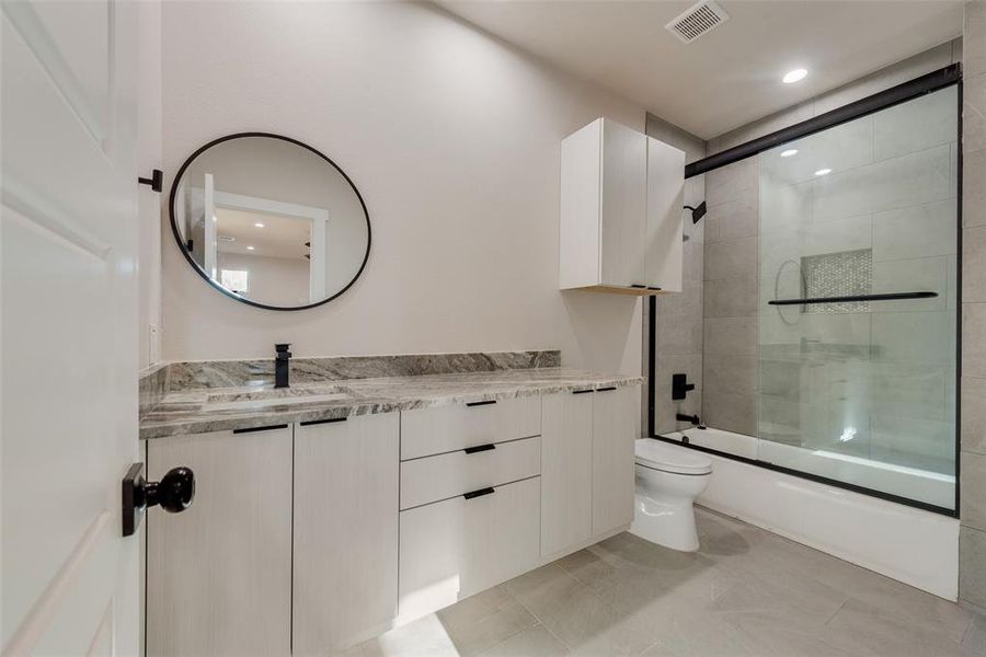 Furnished interior view inside a new home in , Dallas (Image 10).